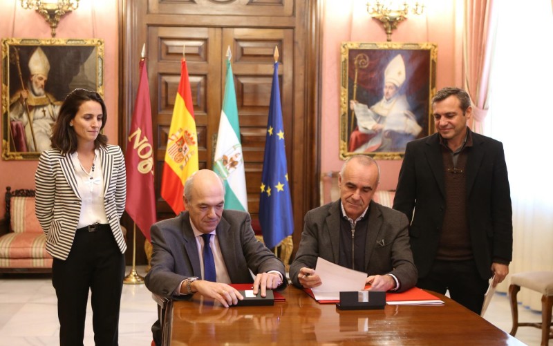 Fernando Prieto y Antonio Muñoz, durante la firma del convenio. / El Correo