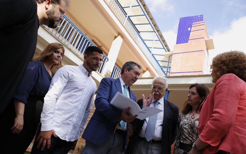 El alcalde de Sevilla, Juan Espadas, durante la visita al colegio Fernán Caballero. / El Correo