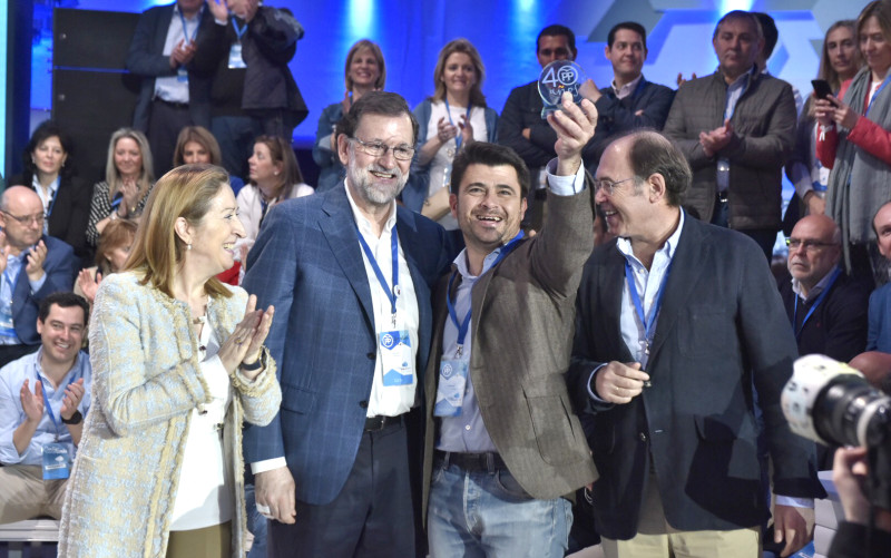 Rajoy expresa el «apoyo del PP» a Cifuentes y dice que será la Justicia la tenga que «decidir» sobre el máster 