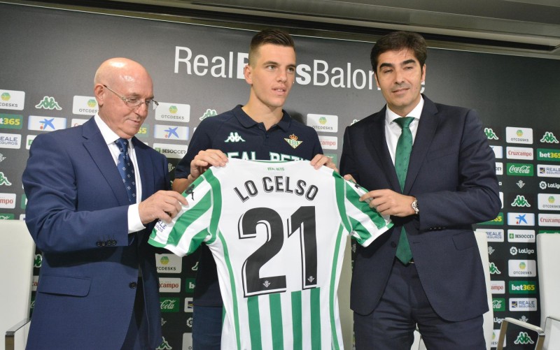 Lo Celso posa con la camiseta del Betis junto a Lorenzo Serra Ferrer y Ángel Haro. / Manuel Gómez