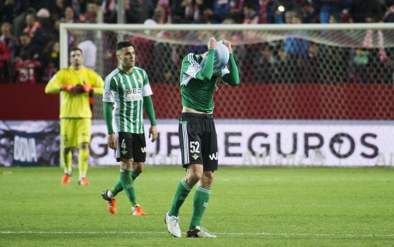 Fabián se tapa la cara al final del partido mientras Adán y Bruno se retiran a vestuarios cabizbajos. / Manuel Gómez