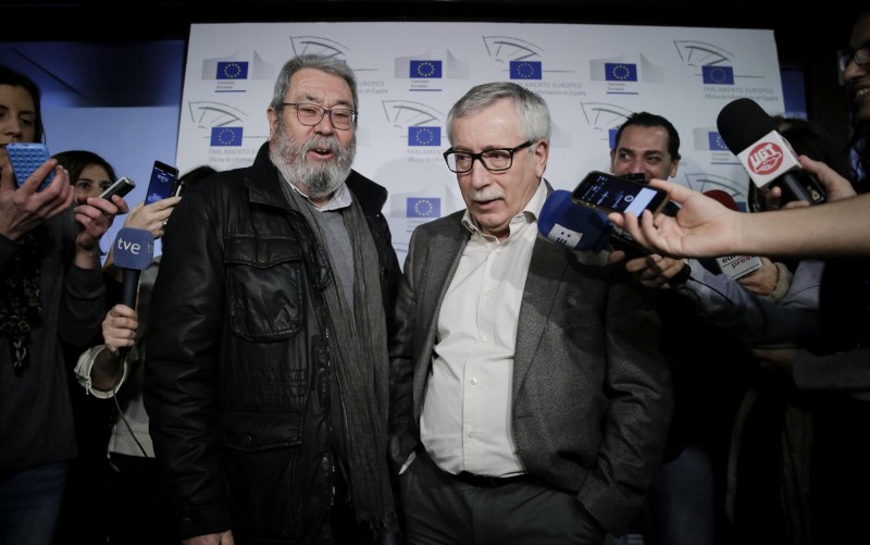  Los secretarios generales de CCOO, Ignacio Fernández Toxo (d), y de UGT, Cándido Méndez, durante unas declaraciones a los medios. / EFE