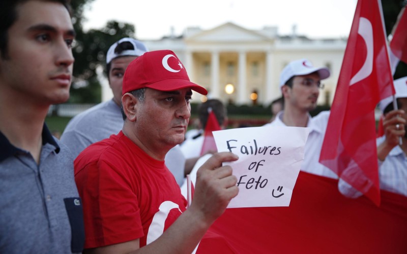 Manifestantes turcos en apoyo a Erdogan frente a la Casa Blanca. / Efe