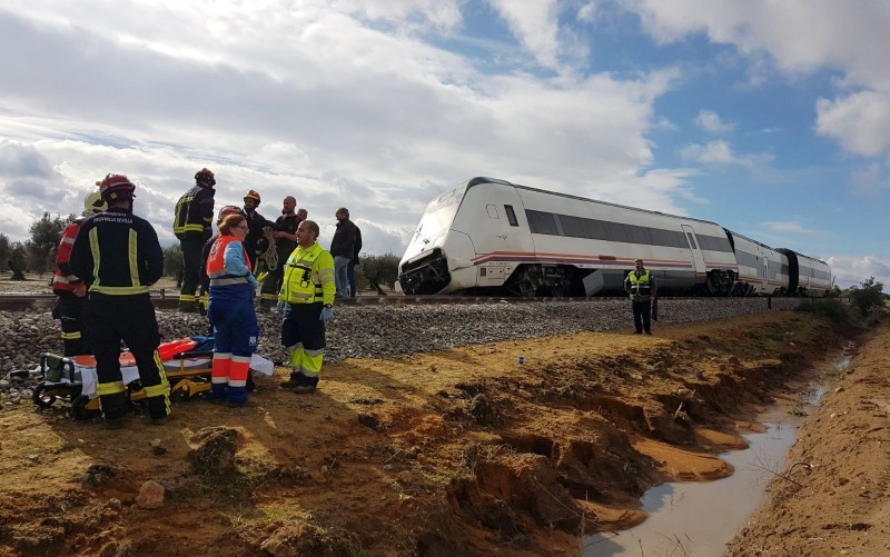 Tren de pasajeros de la línea Málaga-Sevilla tras descarrilar esta mañana a su paso por la localidad de Arahal. / EFE