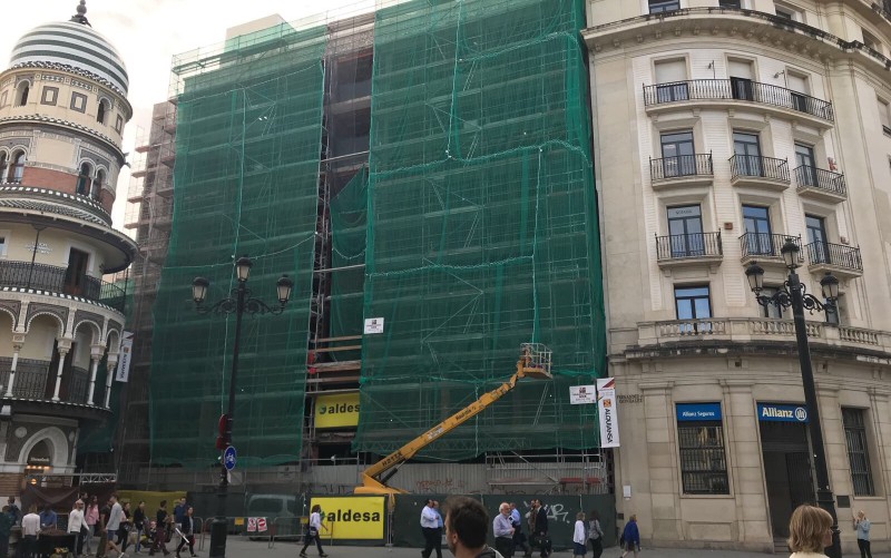 El antiguo Banco de Andalucía ya se está transformando para convertirse en un nuevo hotel junto a la Plaza Nueva. / El Correo