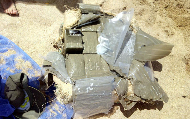 Un policía local sevillano fuera de servicio descubre un fardo de 40 kilos de hachís en una playa de Conil 