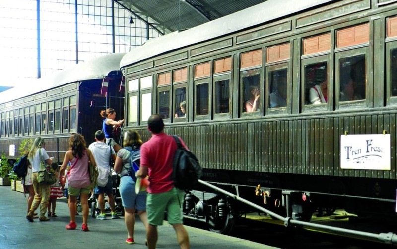 Una locomotora de los 70 arrastrará cuatro coches pertenecientes al Tren de la Fresa. / El Correo