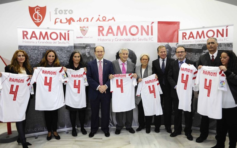 Imagen del homenaje que le dio el Sevilla a Ramoní en 2014. / SFC