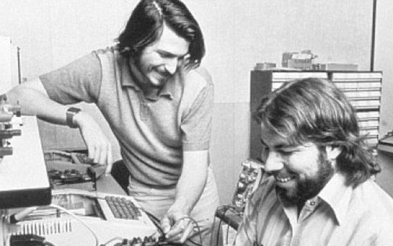 El legendario garage de Apple con sus fundadores.