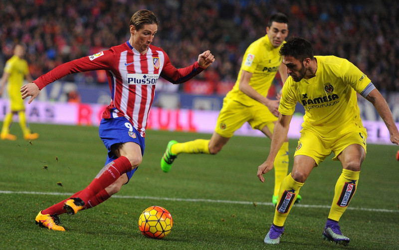 Víctor Ruiz intenta robar el balón a Fernando Torres. / varzesh11.com