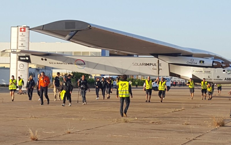 El avión solar aterriza en Sevilla tras cruzar el Atlántico Norte