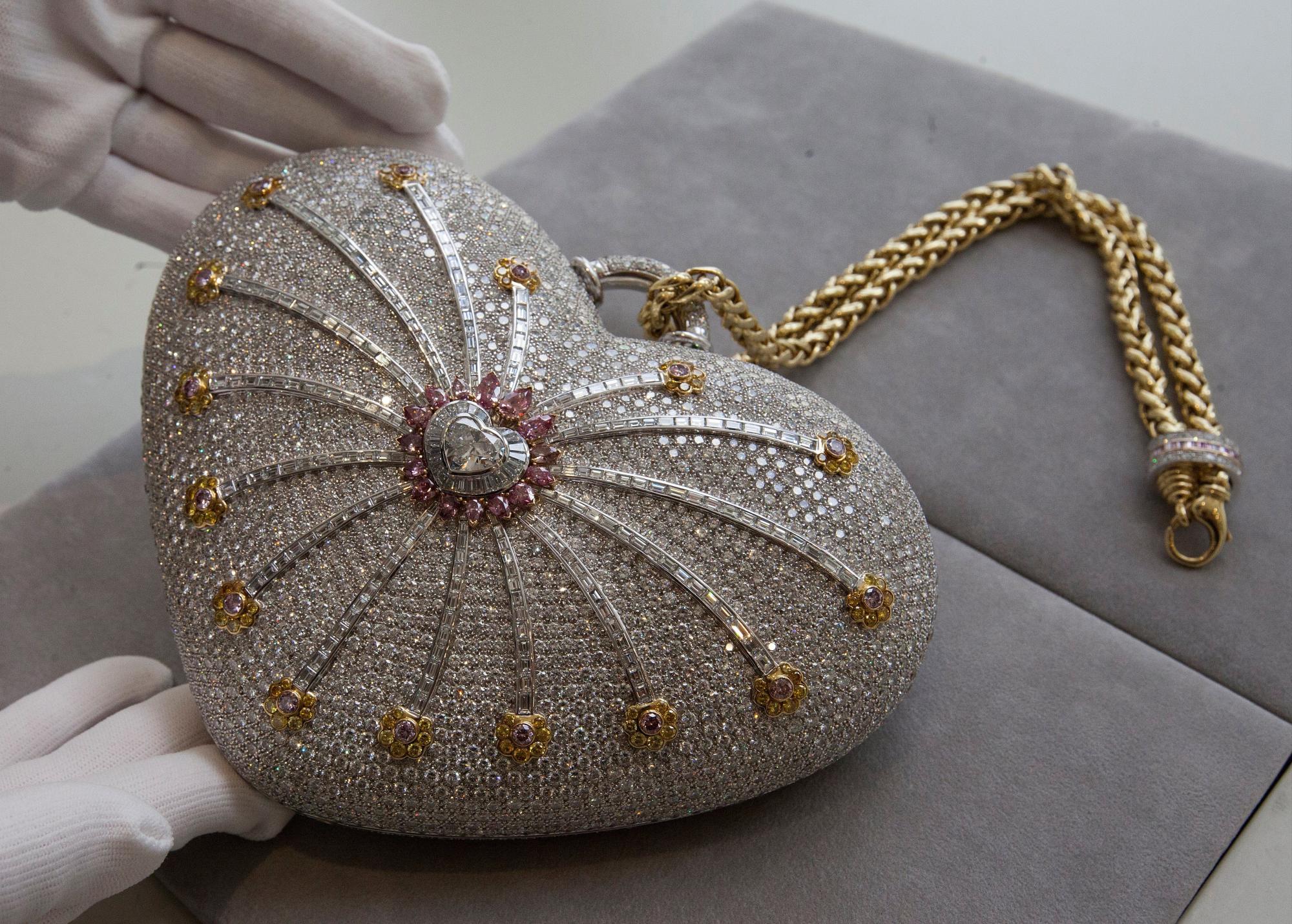 Hecha de 4,500 diamantes, ésta es la bolsa más cara del mundo